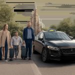 Un taxi confortable attend une famille avec bagages près de Disneyland Paris. L’image illustre un transfert simple, fiable et rassurant vers le parc, les hôtels, Paris ou les aéroports.