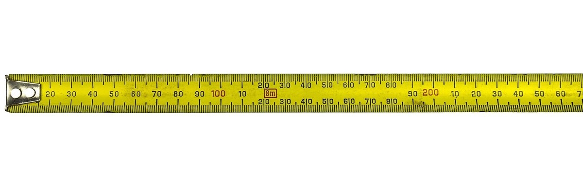 Mètre ruban jaune déroulé horizontalement, montrant les graduations en centimètres et mètres sur fond blanc Mètre ruban jaune déroulé horizontalement, montrant les graduations en centimètres et mètres sur fond blanc