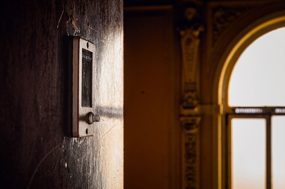 Interrupteur qui fait des étincelles : couper le courant et vérifier les fils Interrupteur qui fait des étincelles : couper le courant et vérifier les fils