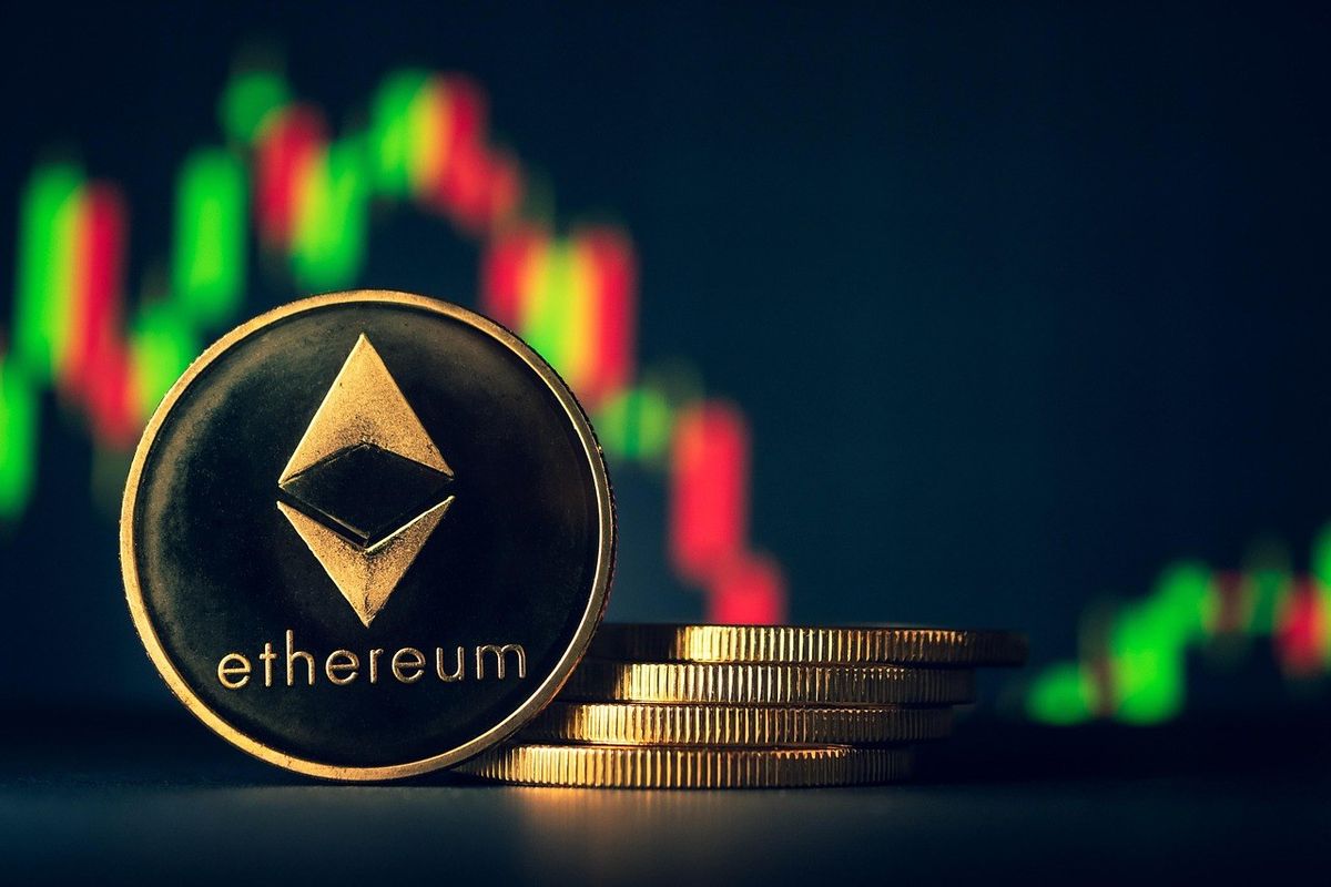 Monnaie Ethereum et pièces d'or sur une table avec graphique boursier flou